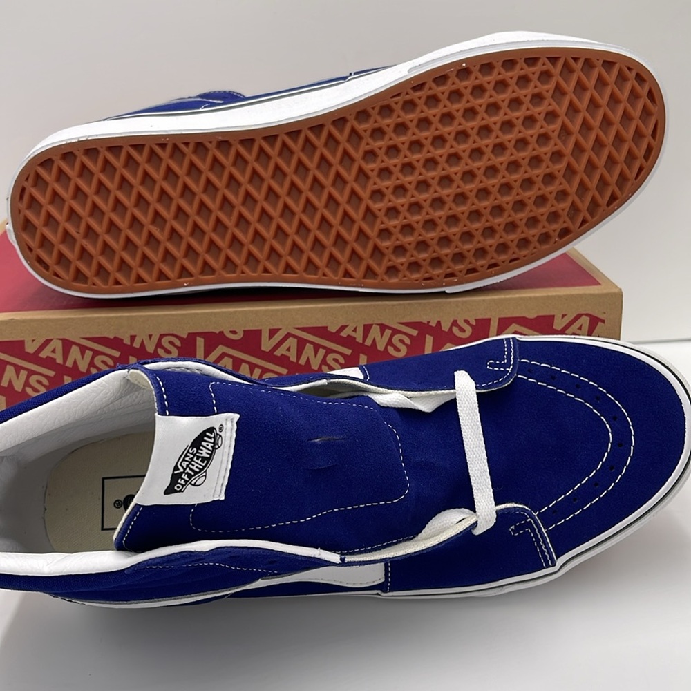 Vans Men’s Sk8-Hi Color Theory Beacon Blue
VN000D5IBYM
Sneakers - Picture 3 of 16